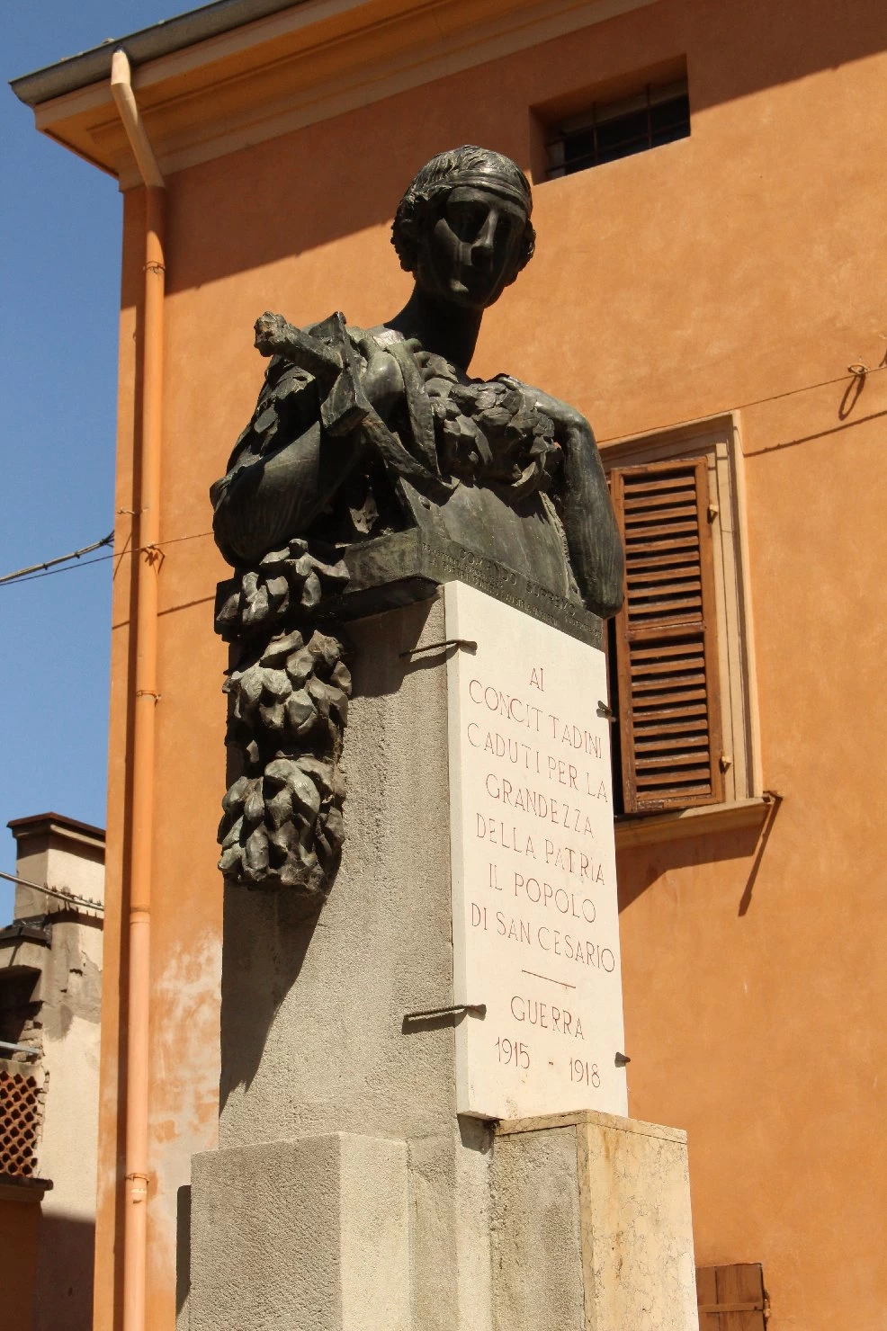Busto di donna con spada e festoni - San Cesario Sul Panaro (MO)